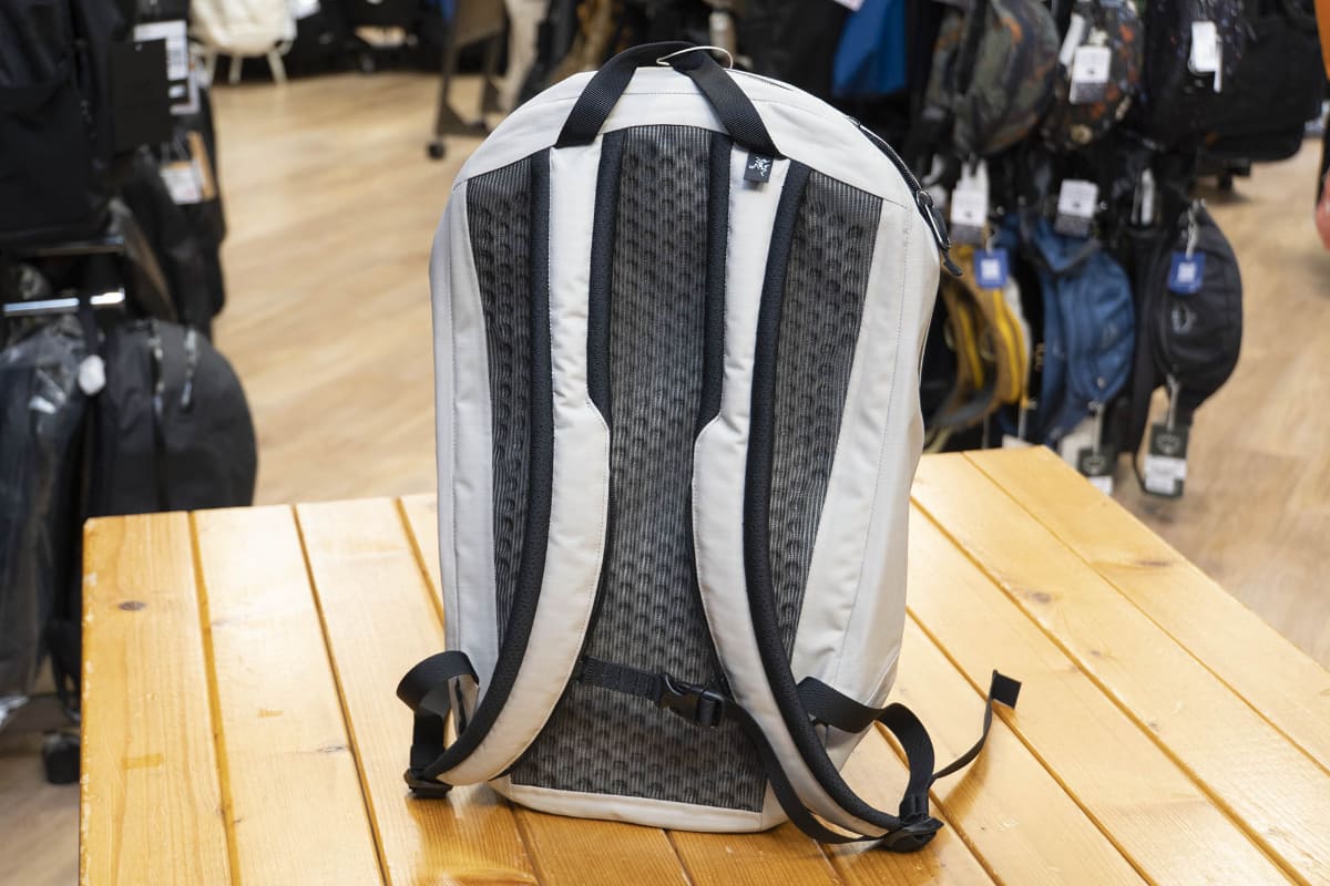 メッシュ素材のバックパネルで通気性を向上