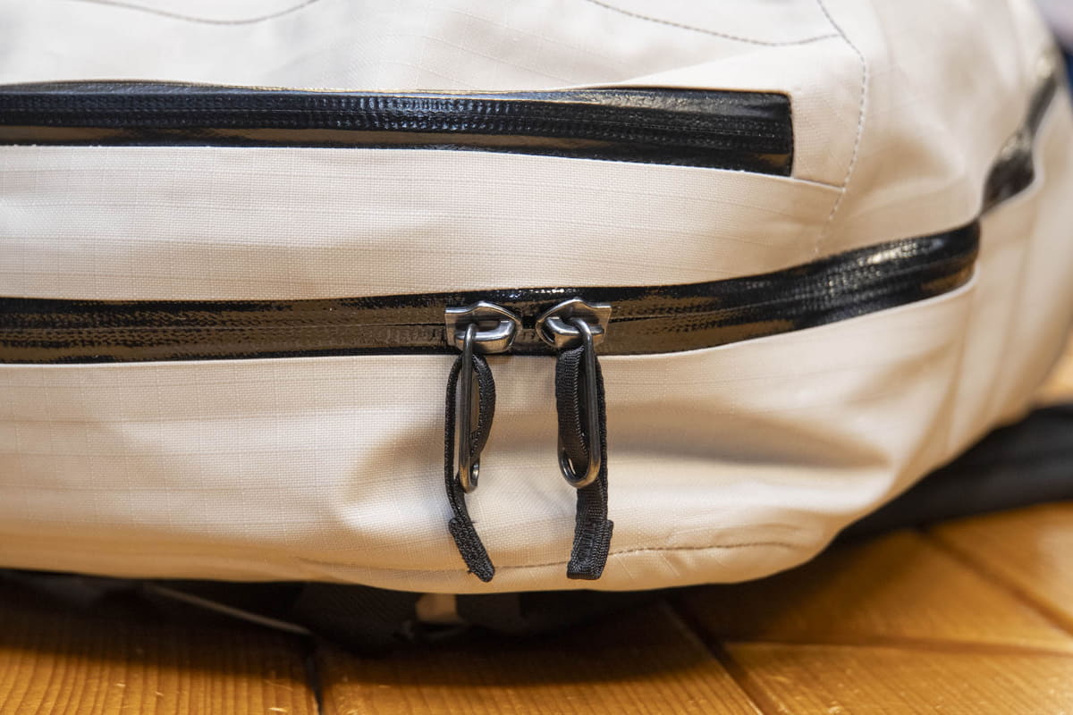 止水ファスナーで雨水の侵入をガード