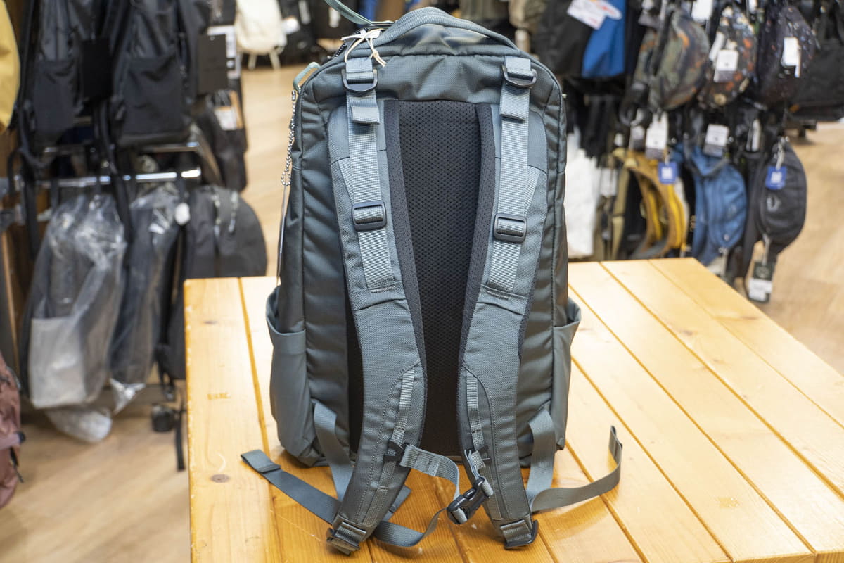 体に触れる背面は通気性の高い素材を採用