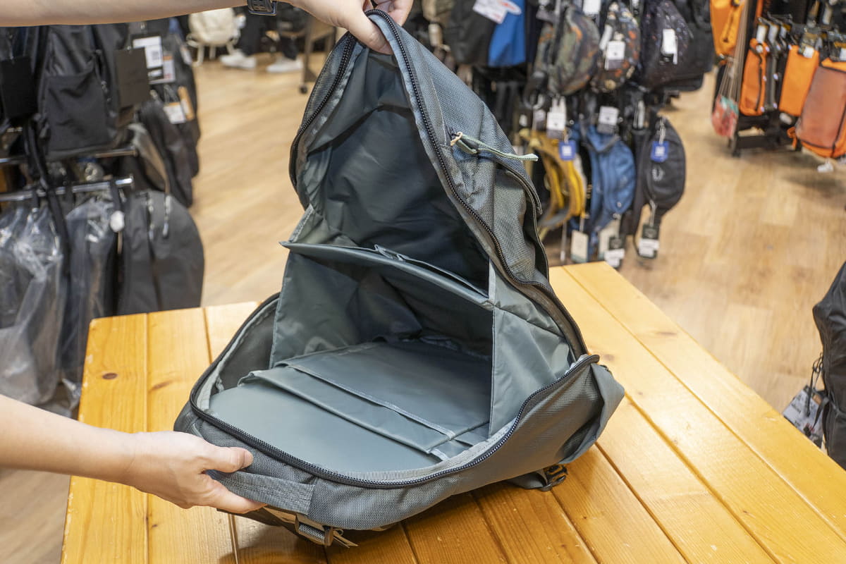 17型のノートPCも入るフローティングスリーブを装備