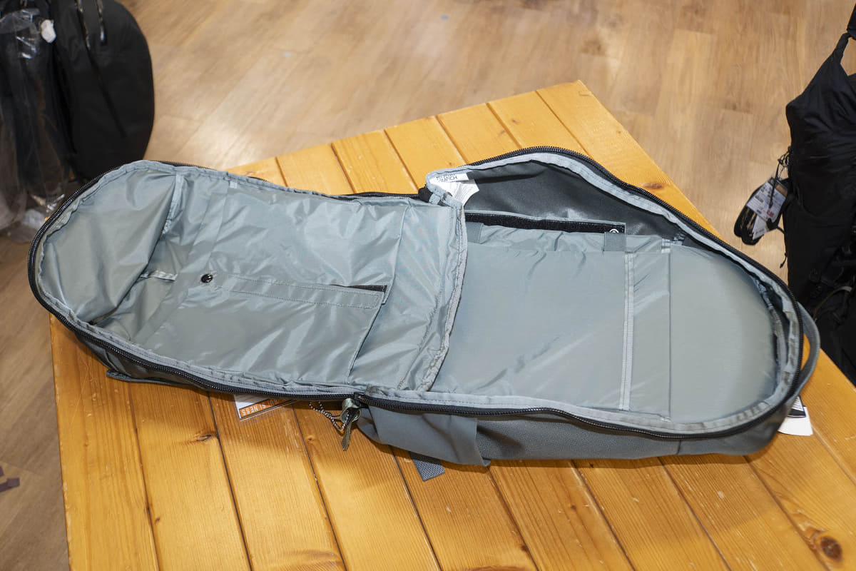 マチの部分のベルクロを外してフルオープンにすることも可能