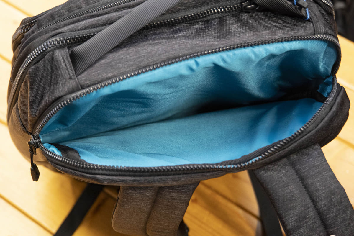 独立したPC収納には17型のノートPCも収納可能