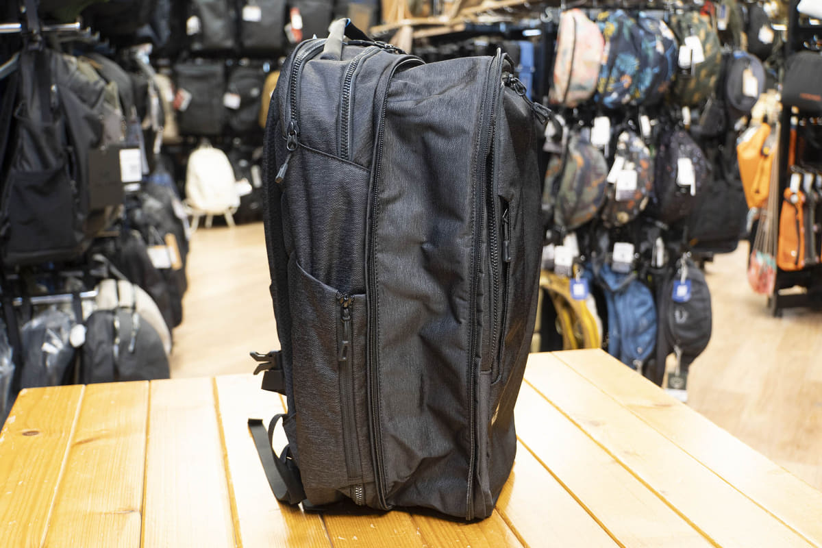 コンプレッションジッパーを開くと容量がグンと増える