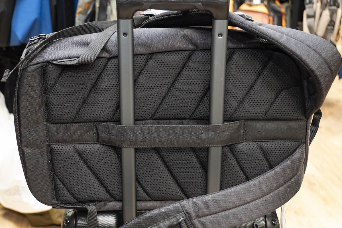 背面にはスーツケースにセットできるスリーブがあり、旅行や出張にも便利