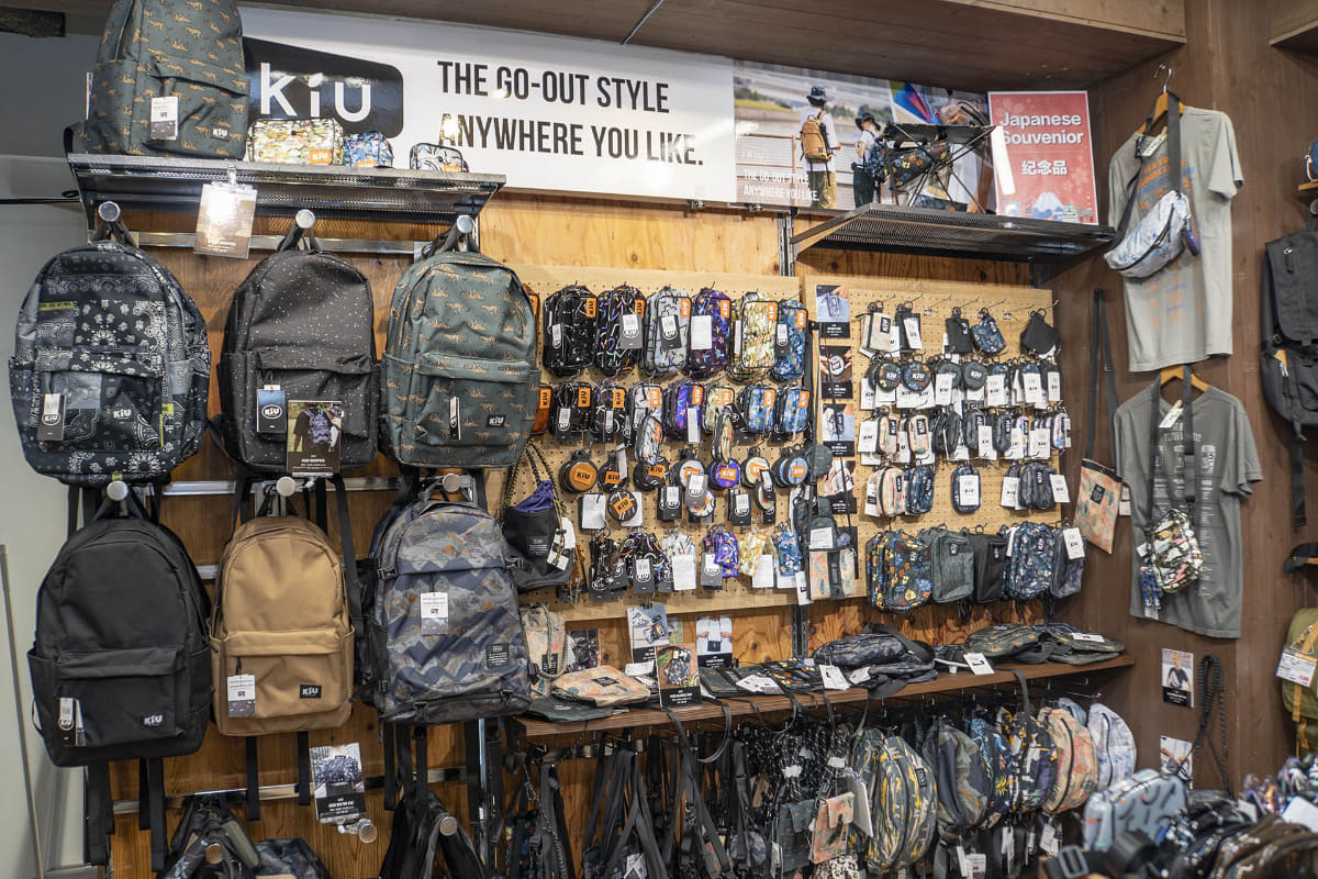 小型のポーチやウェストバッグ、クリアケースなどバリエーション豊富