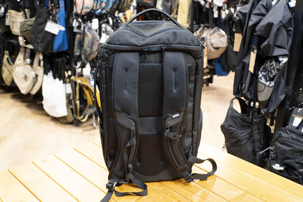 メッシュ製のEVAショルダーストラップと調節可能な胸部ストラップで体との一体感を高める