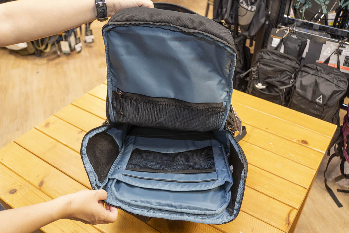 大きく開くメイン収納。15.6型PCや10.5インチタブレットを保護する専用のポケットも