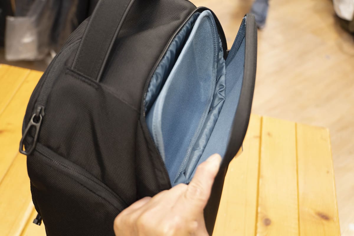 ハードなシェルカップが携帯電話やサングラスをしっかり保護