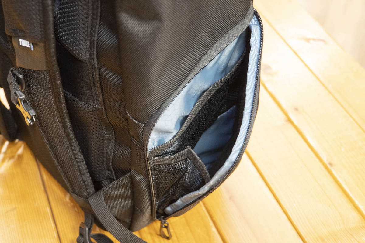 ジッパー付きの側面ポケットには小物類も収納できる