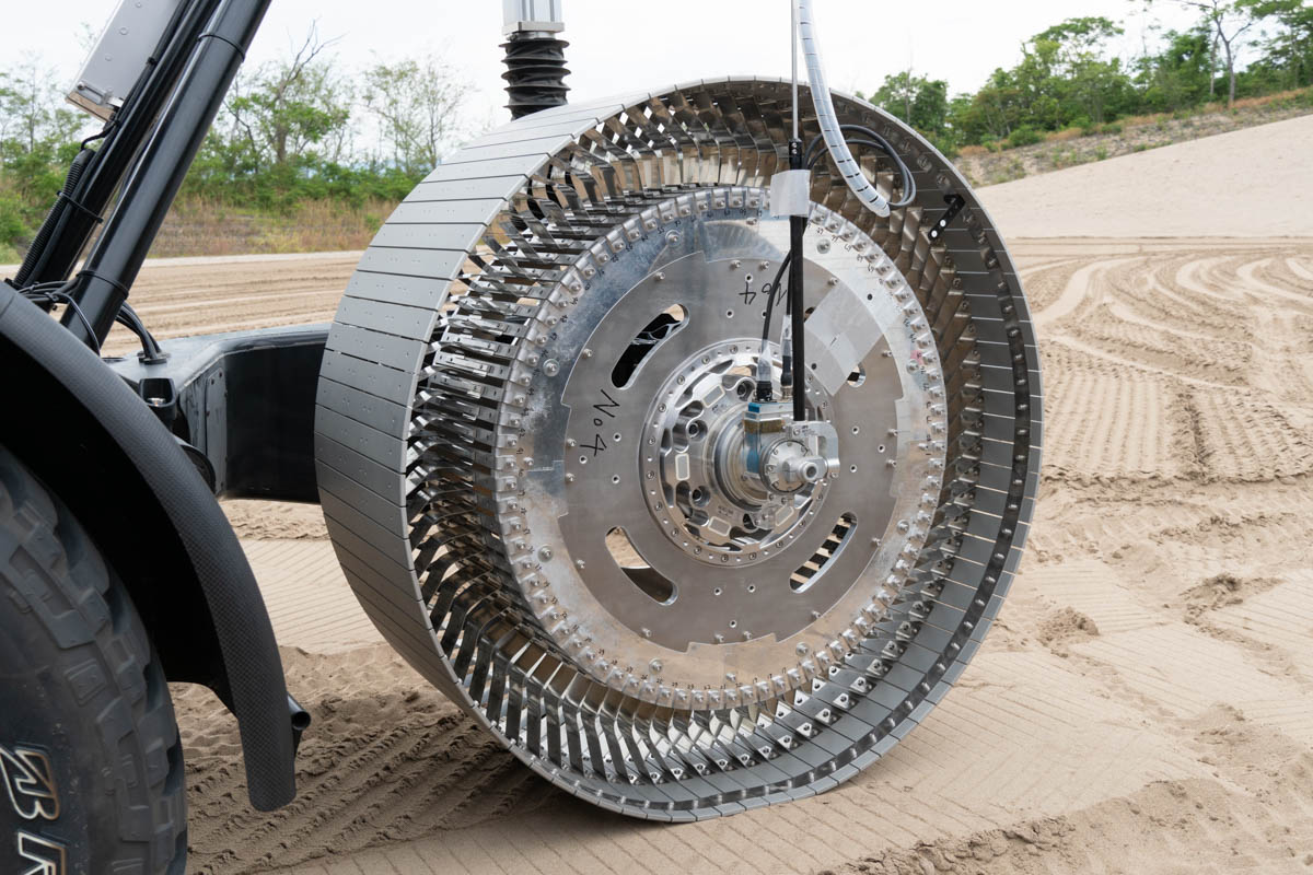 ブリヂストンが鳥取砂丘で走行試験を続けている、開発中の第2世代月面タイヤ。エアレスタイヤの技術を取り入れている(撮影:秋山文野)