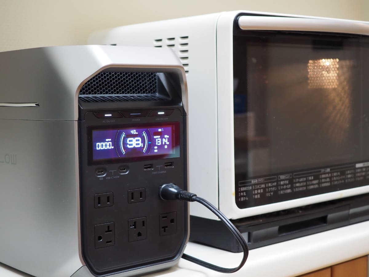 電子レンジを使うと1,400W台まで消費電力が上がったが、問題なく使えた。これなら災害時でも、レトルト食品などを温めて食べられる