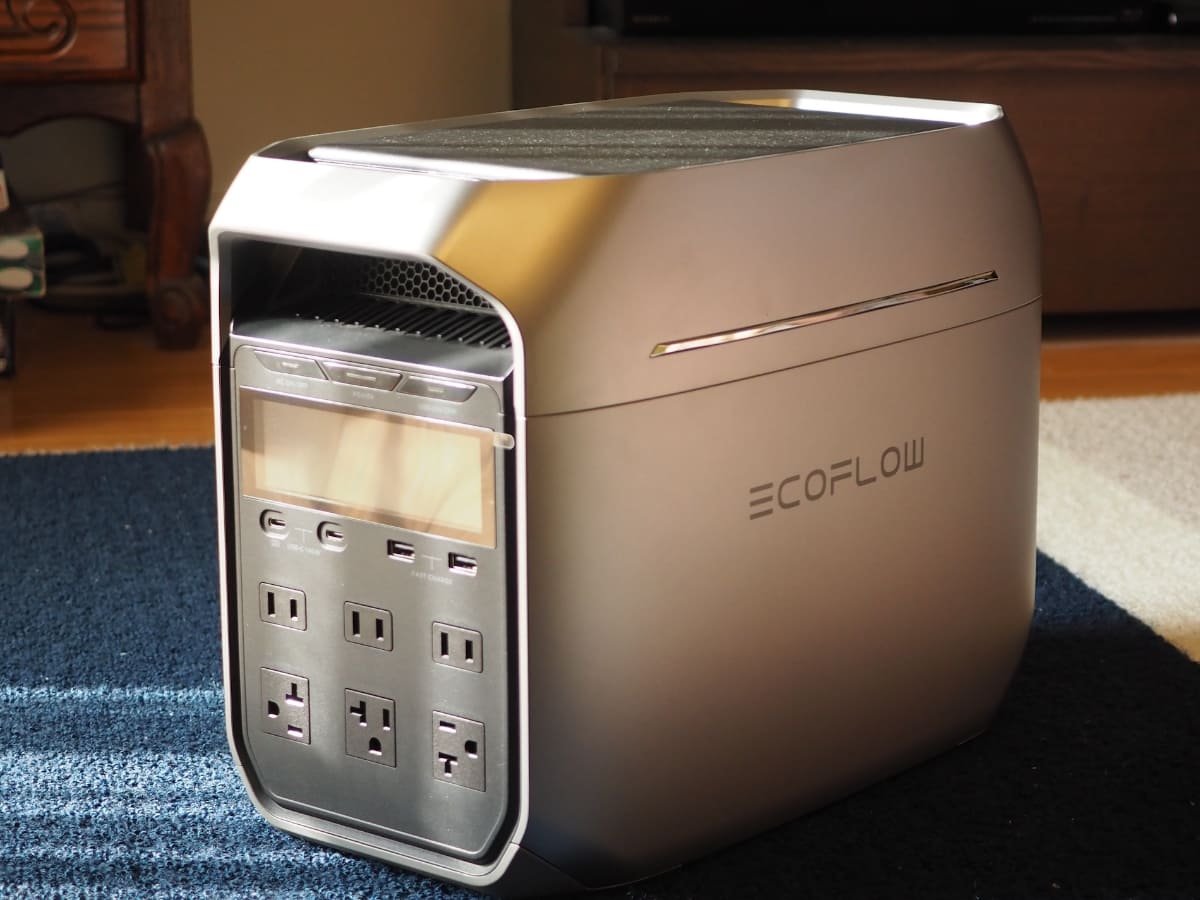 USB Type-CとType-Aポートが各2ポート、さらにACコンセントが6口も配置されている