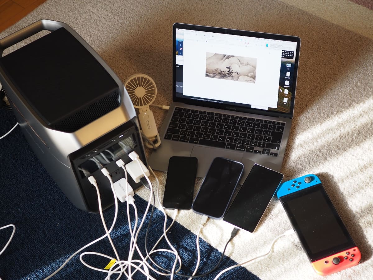 パソコンやスマートフォンなどの電子機器のみであれば、問題なく同時に充電・給電できる