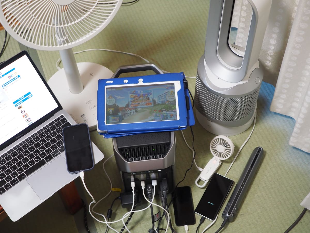実際に様々なデバイスを同時に充電・給電してみた。さすがに暖房機器を2つ同時に使うのはキツそうだ