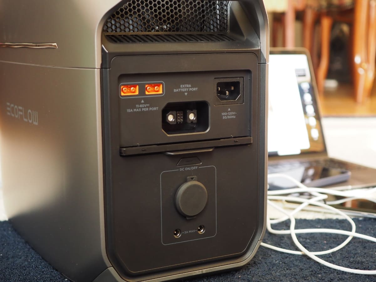 多彩な充電方法に対応するため、背面にはAC/ソーラーパネル/シガーソケット用の入力端子を備えています