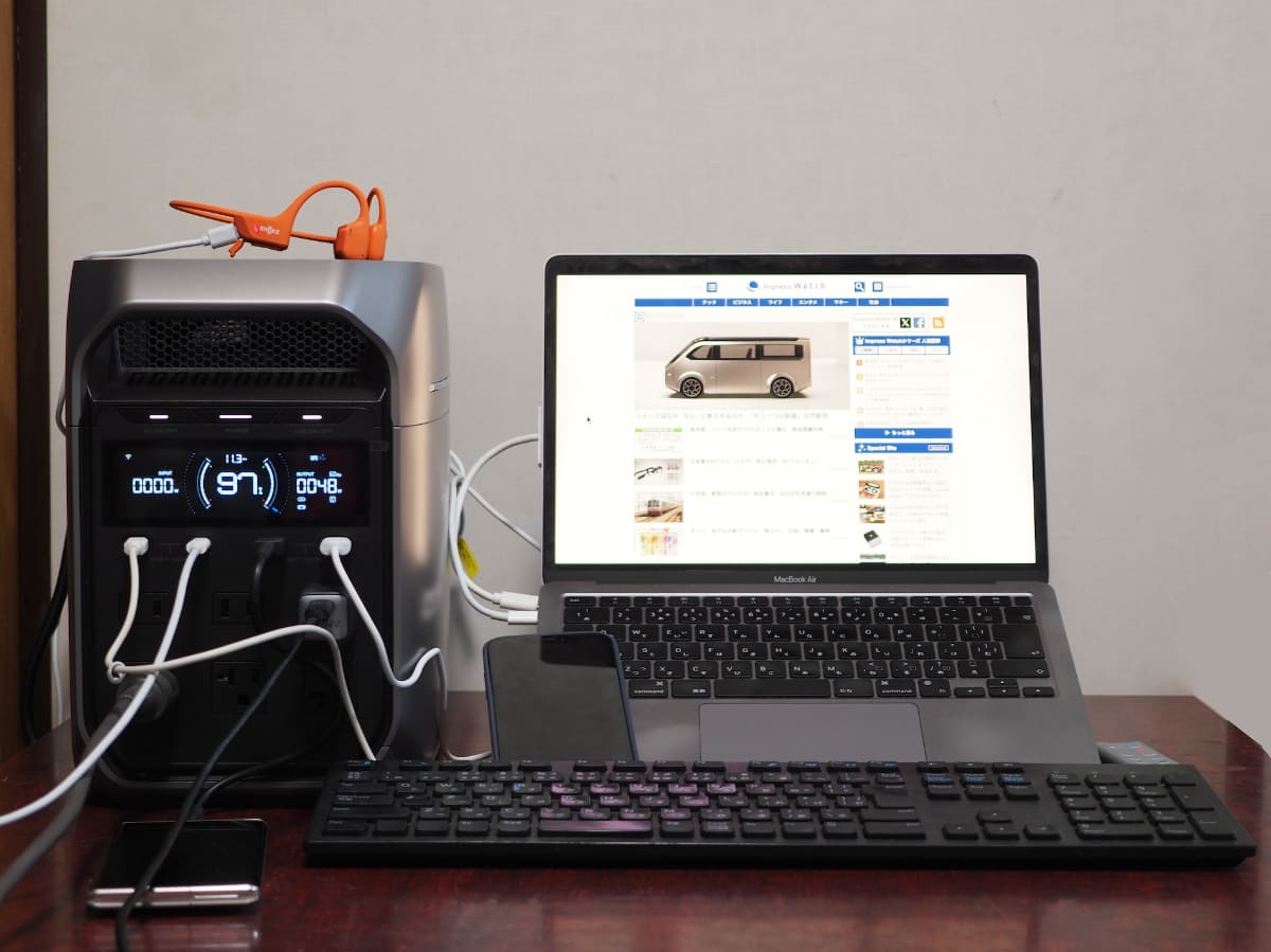 デスク周りのデジタル機器は、ノートパソコンとスマートフォンが基本