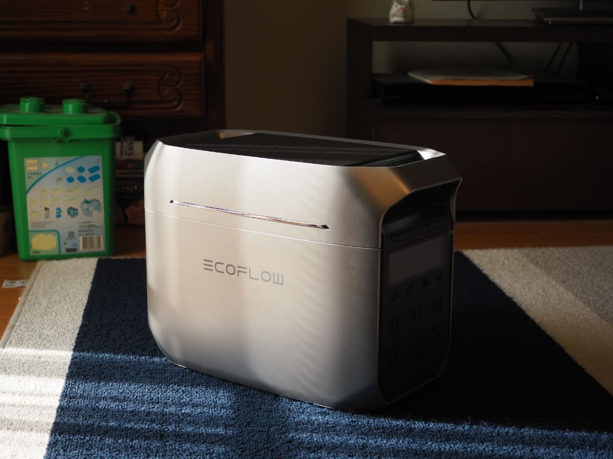 シルバー寄りのガンメタリックの本体カラー