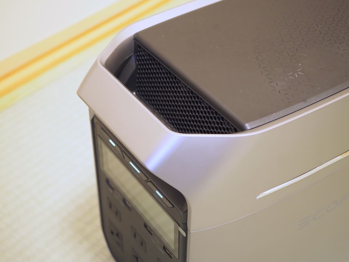 本体の両端に頑丈なハンドルがある