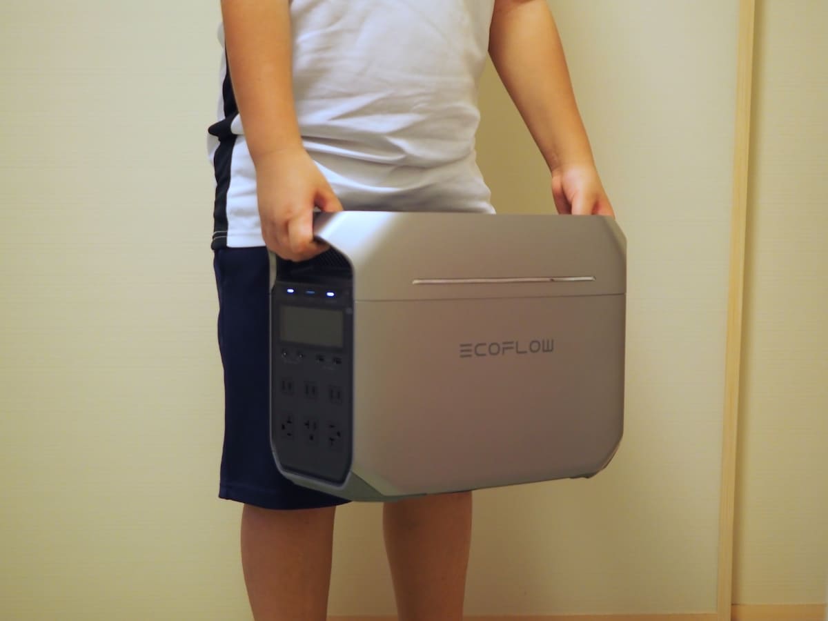 ハンドルがあるため、小学4年生の息子でも「重いよぉ」と言いつつ、普通に持ち運べた