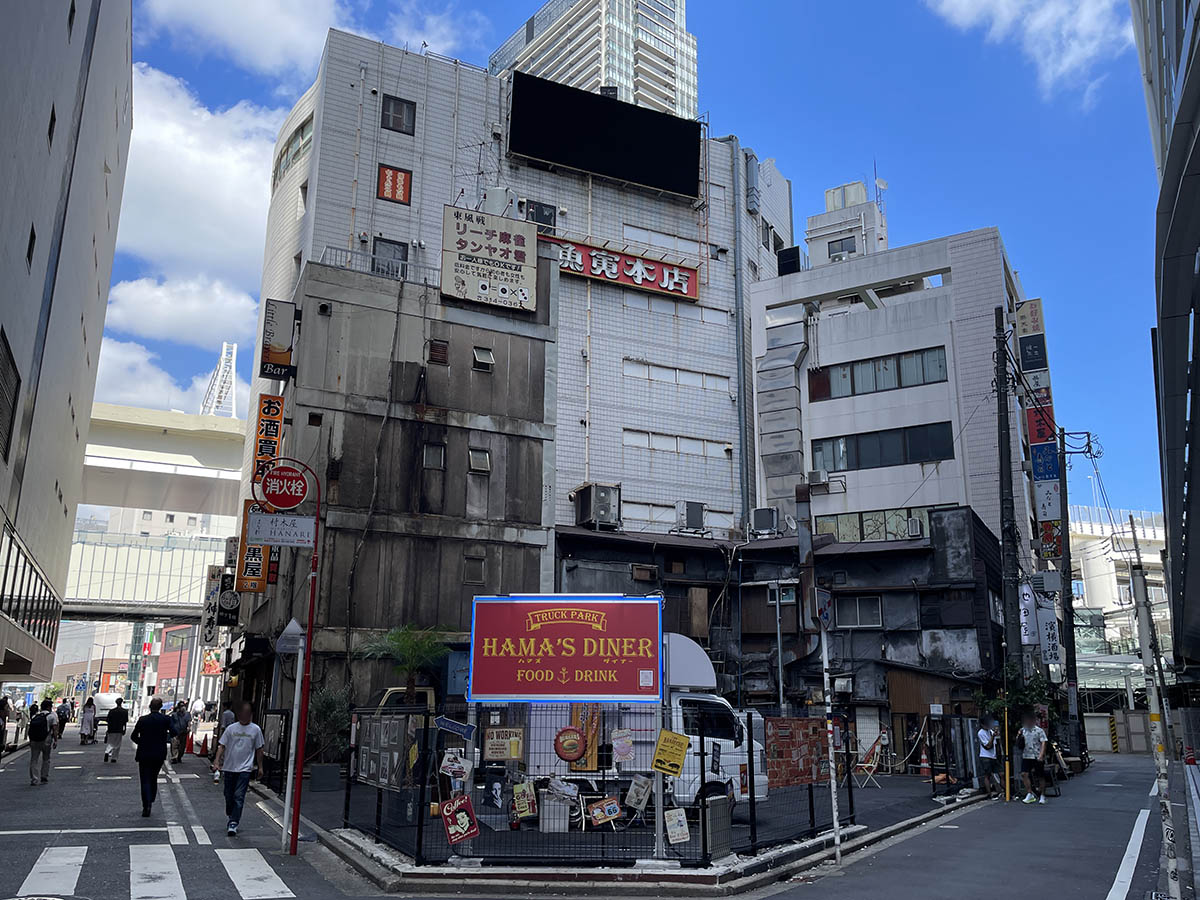 横浜モアーズの横の通りを入ったエリア