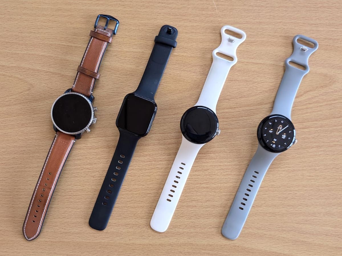 筆者がかつて使っていたAndroid系スマートウォッチ。左からFossil Q Explorist HR、OPPO Watch、Pixel Watch(初代)、Pixel Watch 2。Moto 360(2nd Gen)は見つかりませんでしたが、家のどこかにあるはず。そんな訳で、使わなくなった腕時計であっても、どうも手放せなくて……。ぬいぐるみを捨てられない感覚とでも言いましょうか