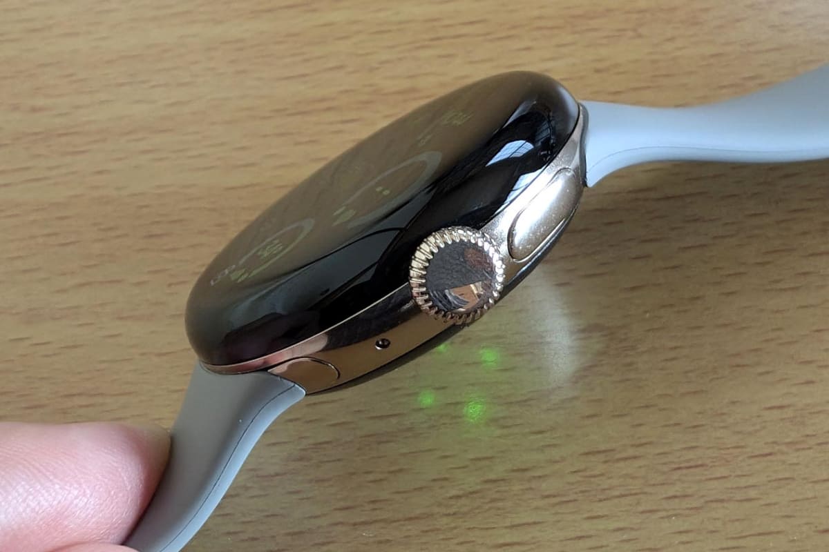 側面にはリューズ(押し込み操作可)と、独立したサイドボタン