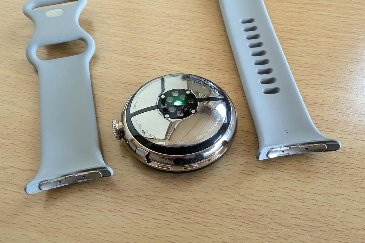 バンドは器具などを使わずに手だけで付け外しできます