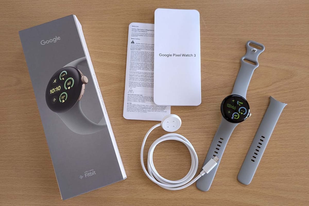 パッケージとおもな付属品。充電台(ケーブル)は同梱されますが、充電器はUSB Type-C対応のものを別途用意しましょう