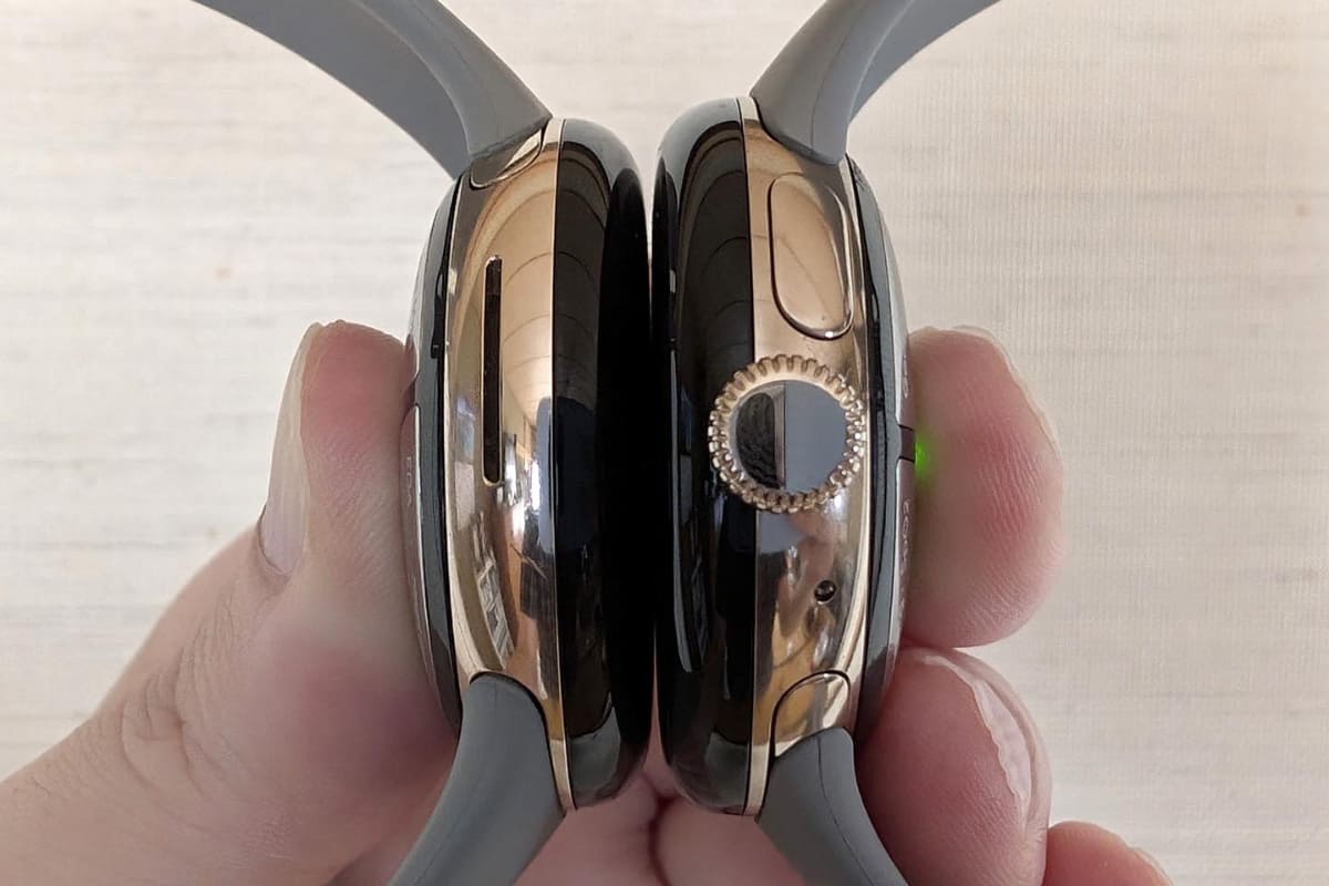 ディスプレイ面を突き合わせた状態。左がPixel Watch 2で、右がPixel Watch 3です。画面中央上側、へりのような黒い部分、丸みが若干違うのがわかるでしょうか? このおかげか、触ったときの指の感触はかなり違います。