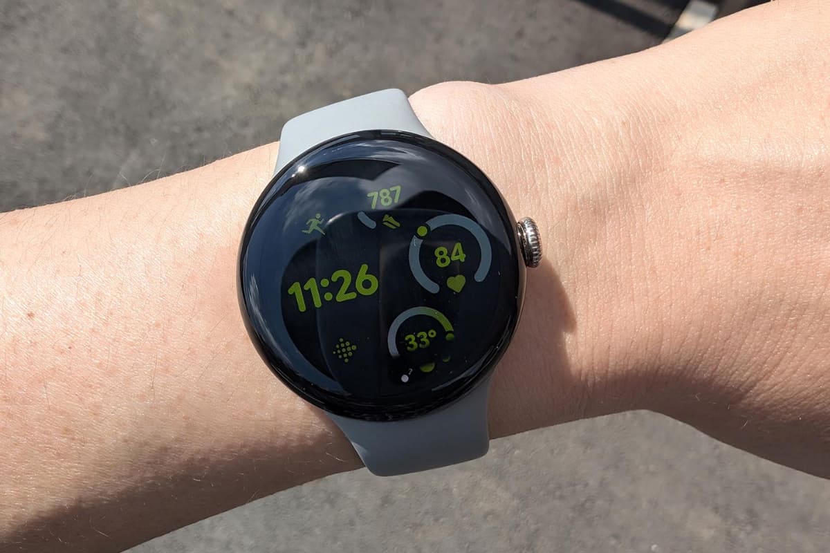 真夏の炎天下でも、画面が明るく表示されて確認しやすい