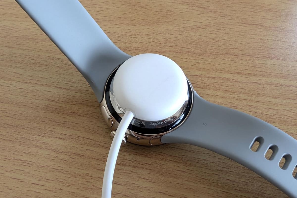 実際に固定した状態。4つの金属端子がある関係で、ケーブルを這わせる方向は1方向に固定されます。狭いベッドサイドなどで充電しようとすると、取り回しに結構苦労します