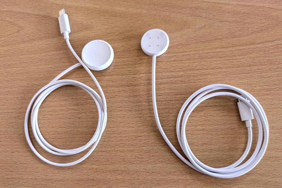 左がPixel Watch(初代)の充電台、右がPixel Watch 2用。似ているようで全然違う！ もう！