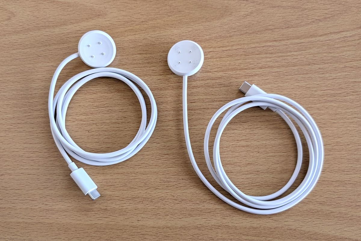 そしてこちら。左がPixel Watch 3、右がPixel Watch 2の充電台です。USB Type-Cの仕様も含め、外見的にはほぼ同一。ただし公式アクセサリー的には、それぞれ別の製品が用意されています