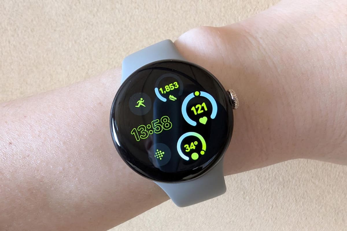 対して「常時表示」オン設定で、非アクティブの状態。時刻表示が若干簡素化され、一応の節電状態になります。アナログ表示だと秒針などが省略されます