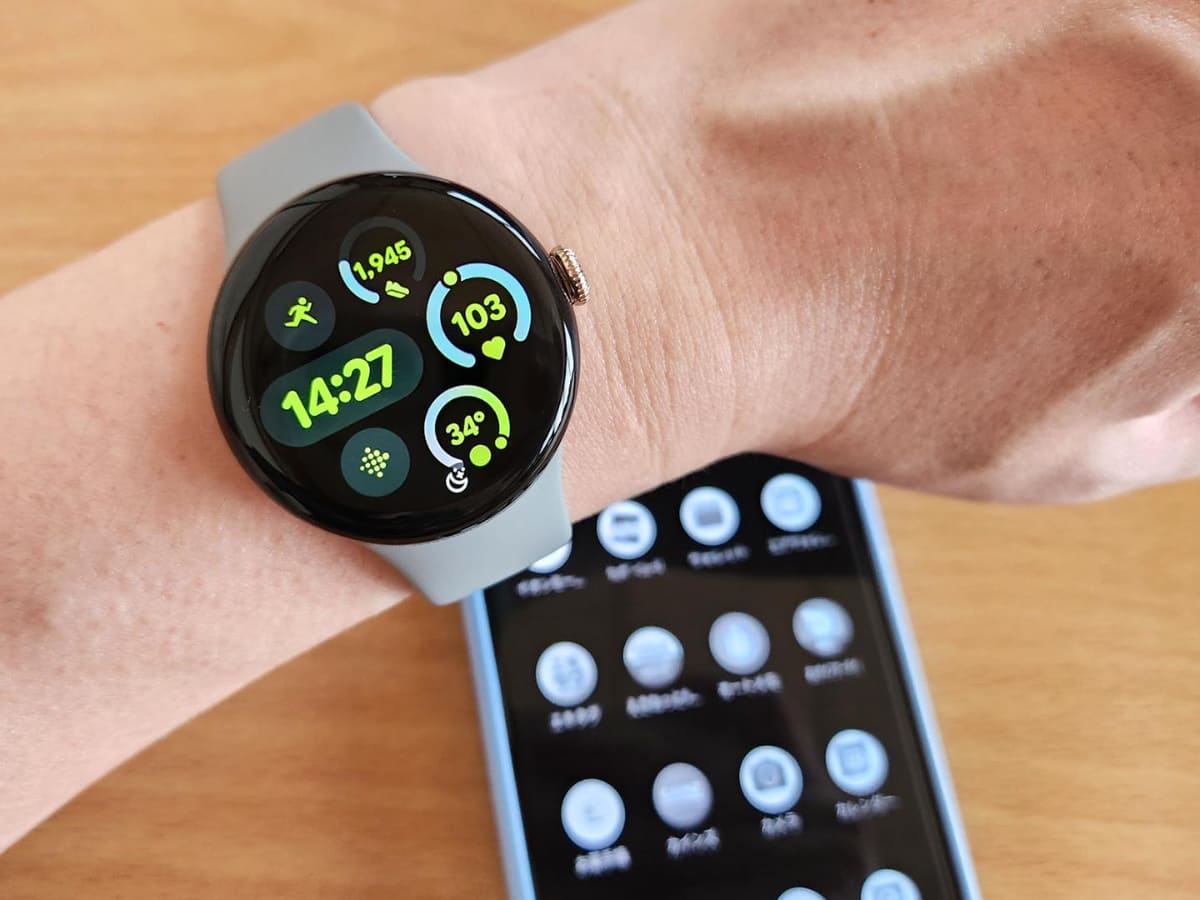 おやすみ時間モードが適用されると、腕の動きに応じた画面点灯は効かなくなります(リューズを押せば点灯)。月のマークで適用状況は判別可能。設定によっては、スマホ側もおやすみ時間モードに自動移行・自動再復帰します