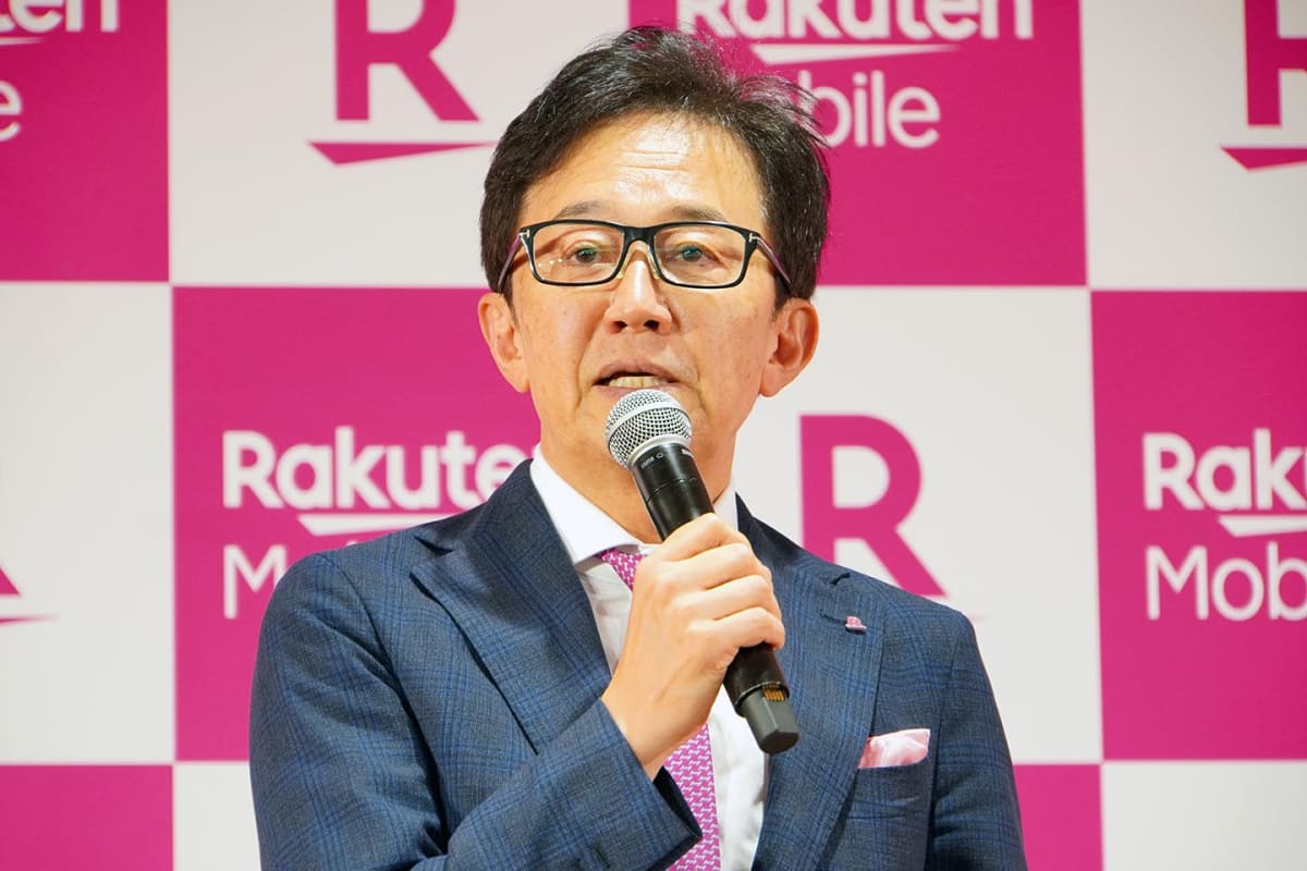 シニアに必要なオプションに対してポイント還元を行うことを説明した、楽天モバイルの鈴木共同CEO