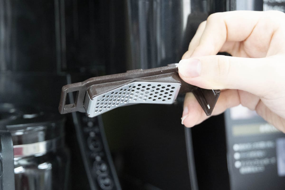 写真はコクのあるコーヒーを淹れることができる中細挽きのフィルター。粗挽きのフィルターにつけ替えればすっきりと飲みやすい1杯に