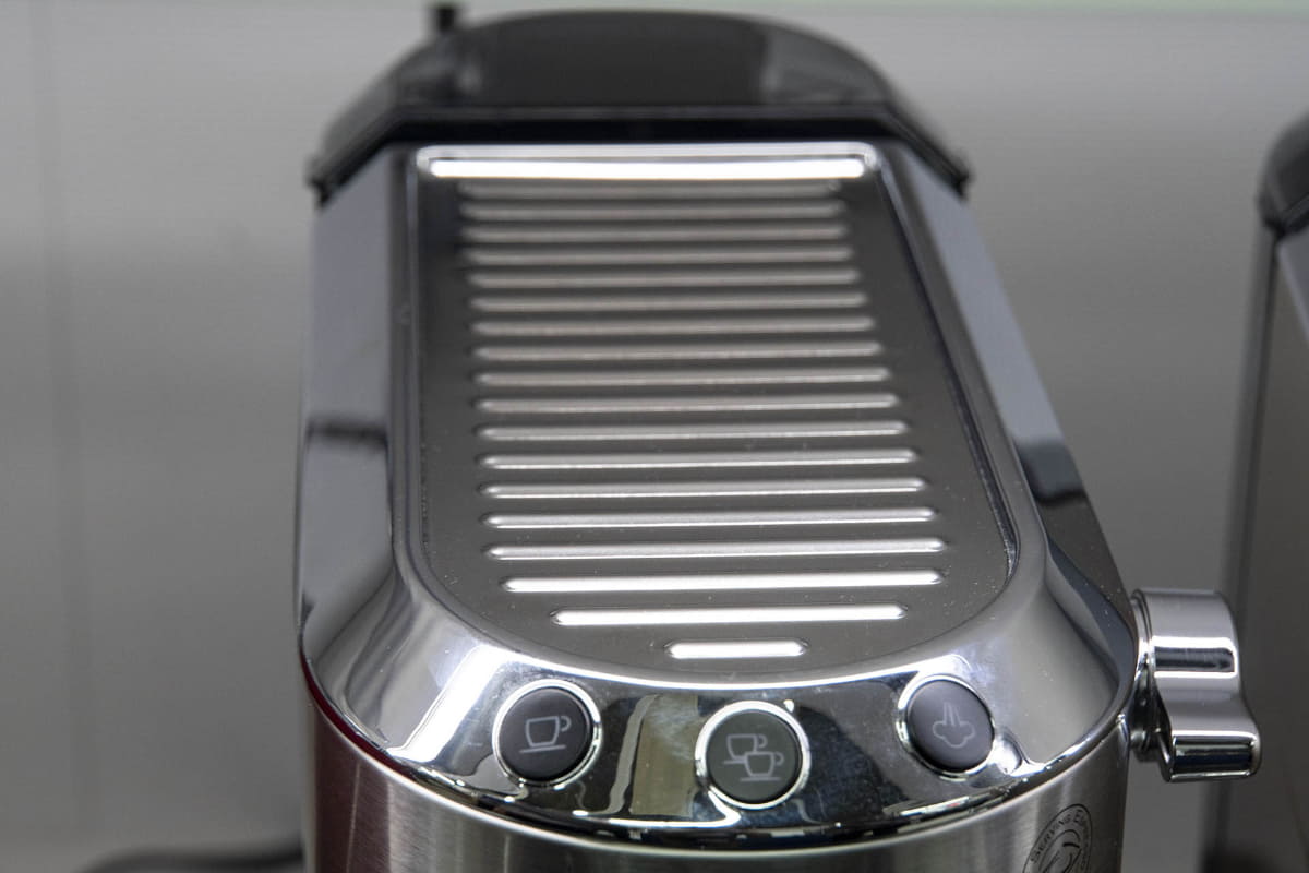 天板はカップを温めるスペースに