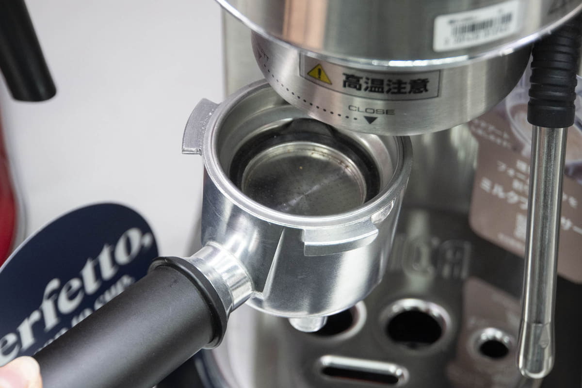 コーヒーの粉を詰めるハンドル付きのポルタフィルター