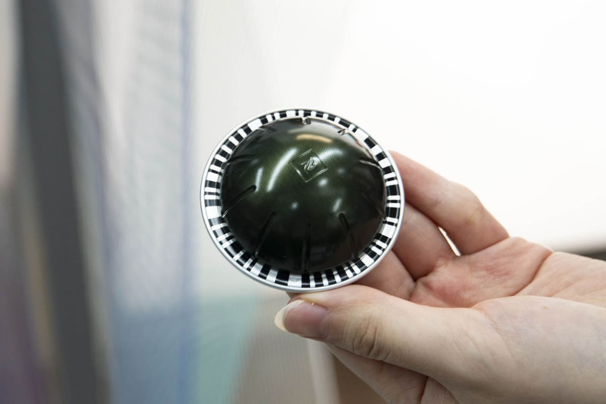 カプセルの周囲に印刷された固有のバーコードを読み取ることで、注入湯量、湯温、蒸らし時間などを自動で調整