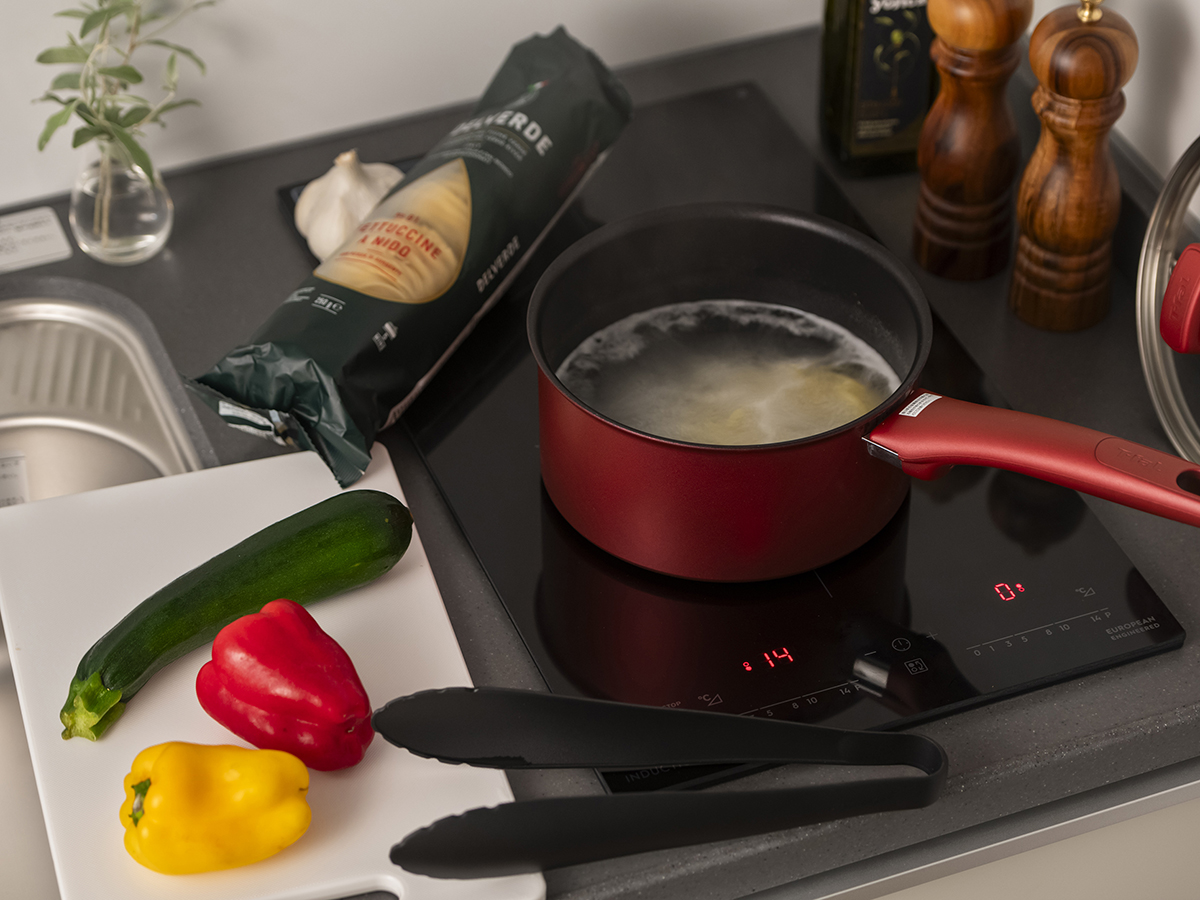 デラックストリプルとアクセシブルトリプルはキッチンを備え、調理器具やカトラリーも用意