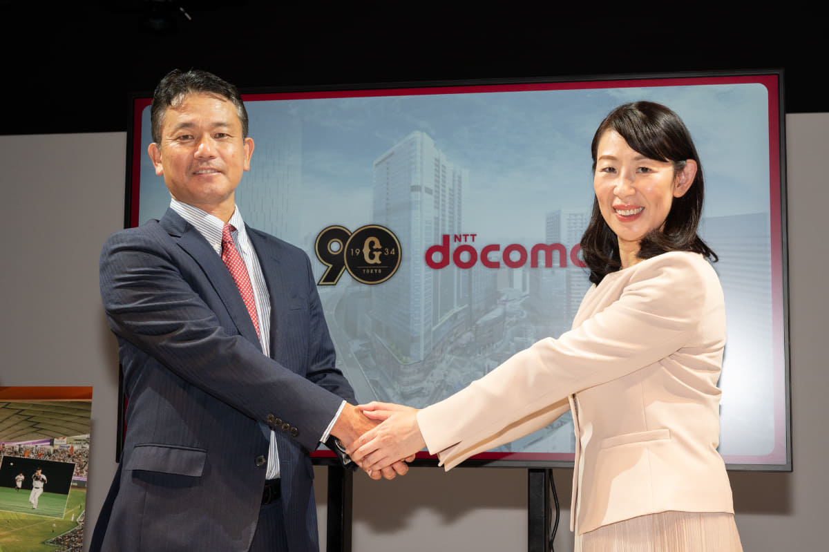 左から、読売新聞東京本社 事業局野球事業部 部長の西原研志氏、NTTドコモ スマートライフカンパニー 執行役員 エンターテイメントプラットフォーム部長の櫻井稚子氏
