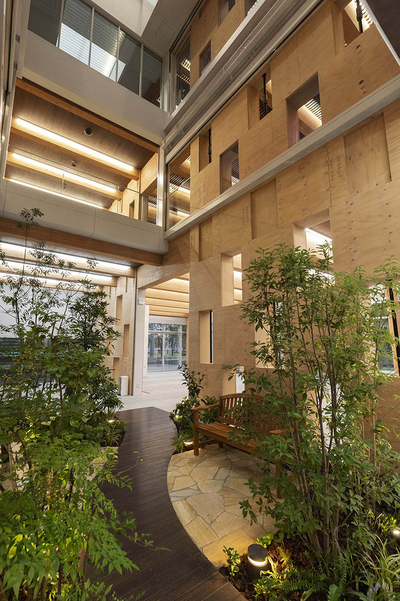 筑波研究所の内観。壁・柱・梁など、全体的に木を使った空間になっている(写真提供：住友林業)