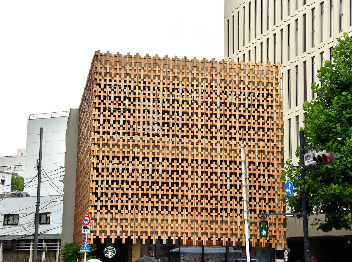 2022年に完成した上智大学四谷キャンパス15号館は、住友林業が設計・施工。木造3階建ての建物は外装の格子に多摩産材が使われ、大通り沿いからも目を引く