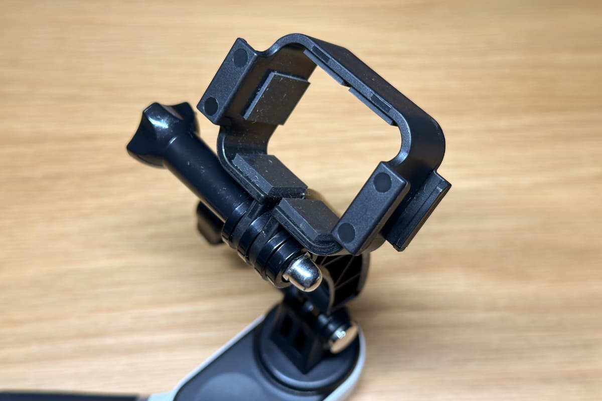 というのも、Osmo Pocket 3本体を固定する部分は、滑り止めのゴムが貼ってあるだけ。すぐズレたり剥がれたりするのは目に見えていますが、割り切って使います