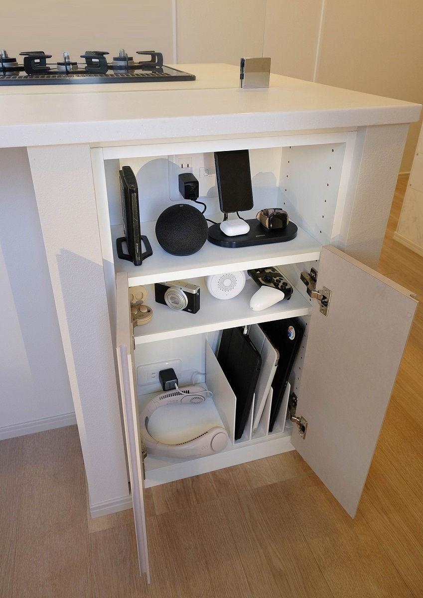 中段は小物の電子機器類、最下段はタブレットやノートPCなど大型の電子機器の充電場所として使える