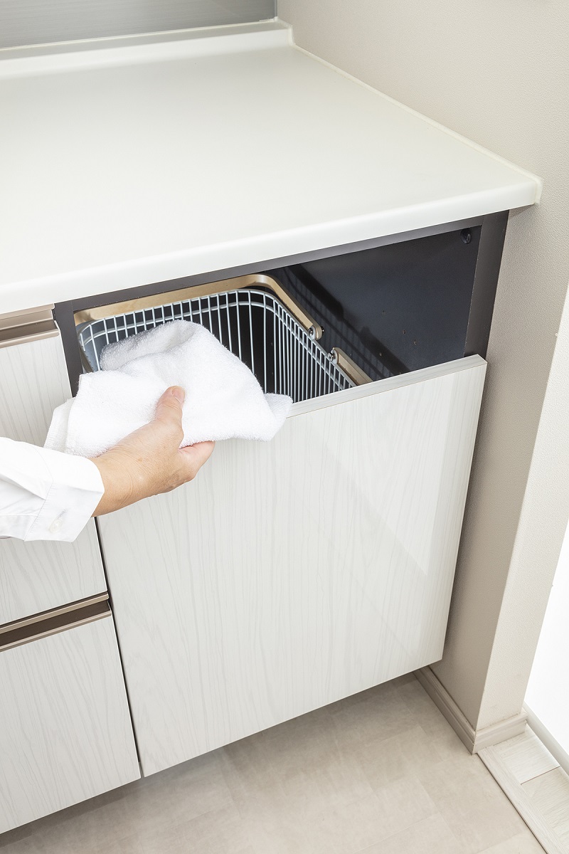 洗面ボウル下サイド収納に洗濯かごを定位置化