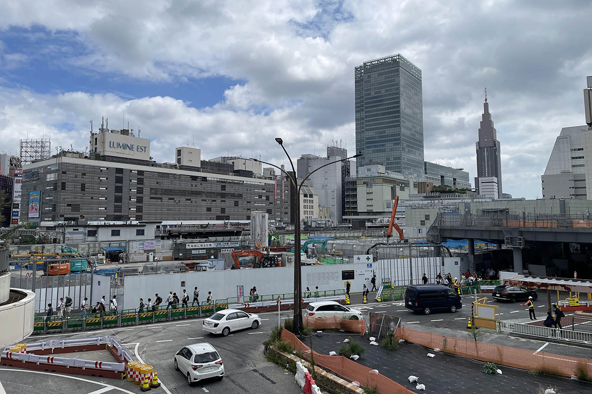 左手前側が小田急百貨店本館跡地、右奥がすでに営業を終了しているモザイク通りの跡地(8月23日撮影)