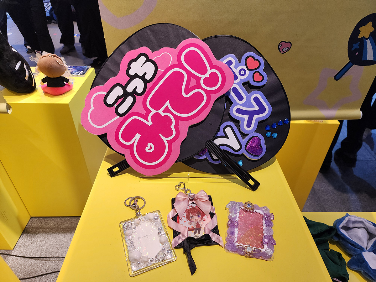 ファンサうちわやトレカデコなどハンドメイド作品も盛況に取引されている
