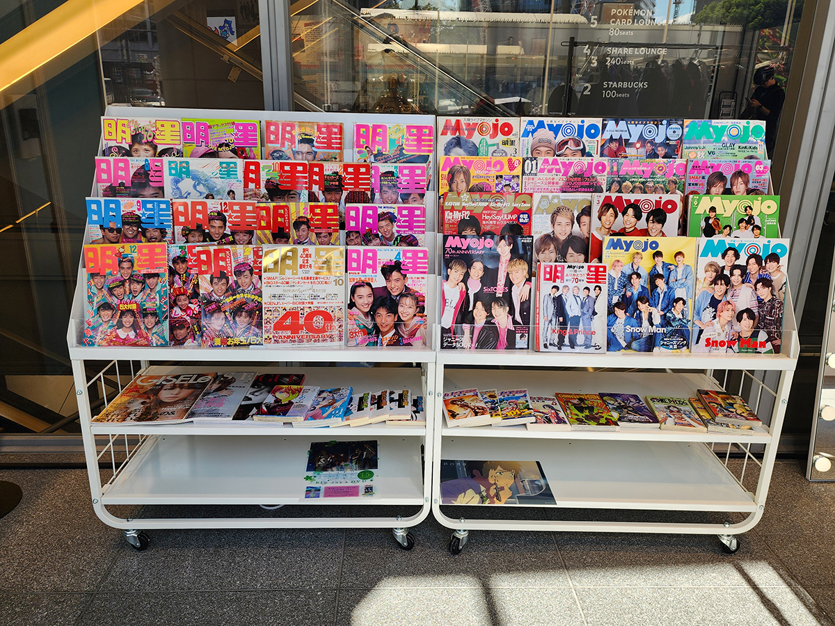 50年前から現在までのアイドル雑誌を約50冊立ち読みできるコーナー